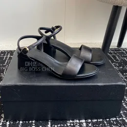 Toppkvalitet Rhinestone Letter Chunky Block Heel Sandal Real Leather Ankle Strap Kitten klackar klädskor Lyxdesigner Sandaler Kvinnor Kontorskor med låda