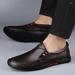 Casual Shoes Korean Version Herrläder 2024 Unisex Högkvalitativ körlägenhet Slip-On Elegant Formal