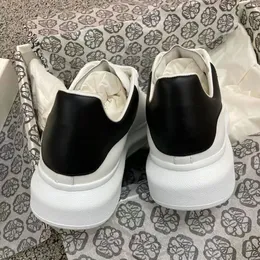 Designer utomhusskor kvinna skor kalv läder snörning upp män modeplattform överdimensionerade sneakers vita svarta män kvinnor lyxiga sammet mocka låga topp casual skor 45