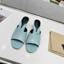 Kadınların Yüksek Tasarımcı Topuk Tasarımcı Terlik Yaz Lüks Tasarımcı Deri Moda Sandalları Metal Çift Düğme Flip-Flops Seksi Parti Ayakkabıları Kalın Topuklu Kutu 88