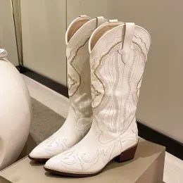 Stövlar cowboy stövlar för kvinnor broderade pointy toe chunky klackade midcalf stövlar cowgirl western stövlar för kvinnor skor grossist