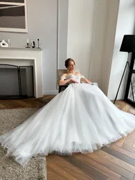 Romantico abito da sposa a trapezio con maniche a spalla scoperte Lussuosi abiti da sposa in pizzo con applicazioni di perline ricamati con delicato tulle