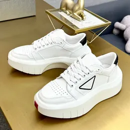 Designer Bicolor Luxury Leather Sneakers Side Triangle Logo Women Thick Bottombräda Skor Män Stylish Läder Casual Shoes Breattable Leather Made Upper