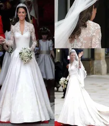 Klassische 2020 weiße A-Linie Brautkleider mit V-Ausschnitt, transparente lange Ärmel, applizierte Spitze, Kate Middleton, königliches Brautkleid mit Knöpfen hinten, Sa6274773