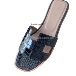 Chinelo de jacaré costurado à mão com linha de cera e costura feminina