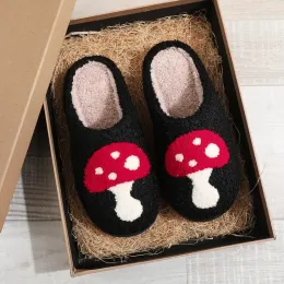 Slippers feminino de Natal Felas de cogumelo de cogumelos chinelos de inverno moda quente casa lindas chinelas de pelúcia sapatos lisos macios e confortáveis