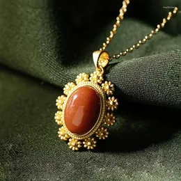 Catene di lavorazione artigianale in oro antico intarsiato con ciondolo a forma di fiore di tormalina rossa del sud, collana da donna, temperamento, gioielli con fascino classico