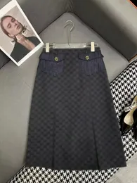 女性の短いスカートデザイナーのクラシックレターカラーブロッキングパッチワークスカートファッショナブルで高品質のストレートチューブトレンディハーフスカート