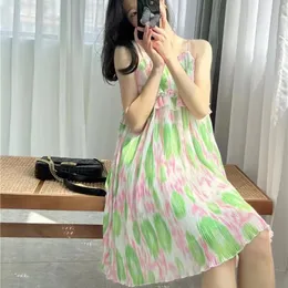 Vestido suspensor de alça fina com estampa floral para férias femininas, saia curta com borda de folha de lótus e vento