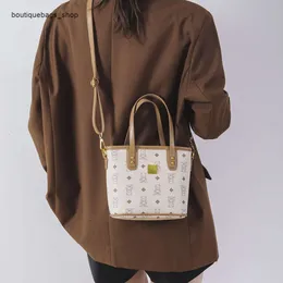 Diagonale Tasche, Designermarke Baobao, Damen-Umhängetasche, neue Single-Schulter-Umhängetasche, modisch, klein, quadratisch, Netz, roter Aufdruck, kleiner Bärenkorb