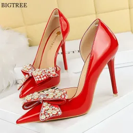 BOMBAS Bigtree Fashion Crystal Pearl Hollow Wedding Shoes Mulheres pontiagudas de couro patenteado salto alto Red Black Ladies Party Party Bombas 2024