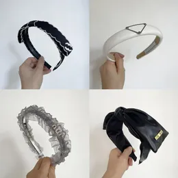 Tasarımcı Siyah Üçgen Saçkop Kafa Bantları Sahte Deri Elastik Saç Kasnağı El Yapımı Metal Mektup Retro Tarzı Kafa Bantları Abartılı Kişilik Kafa Bandı