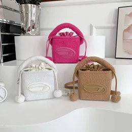 Designer Desel Tasche süße Mädchen Plüsch Eimer Tasche 2024 neue Dingdang Tasche Mode Bundle Mund Plüsch Ball Handtasche einzelne Schulter Umhängetasche