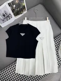 Kvinnors tvådelar klänning set kjol högkvalitativ ny het diamant triangel kort hylsa t-shirt i kombination med vikta halva kjol fashionabla och minimalistiska uppsättningar för kvinnor