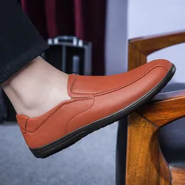 Scarpe casual Mocassini da uomo morbidi in pelle di moda semplice moda uomo Mocassini fatti a mano slip traspiranti in barca