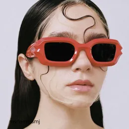 2 pezzi Fashion designer di lusso Occhiali da sole hip hop Occhiali da sole personalizzati irregolari 2022 nuovi occhiali da sole di moda di nicchia forma concava