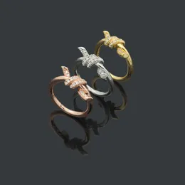 Bant Halkaları Orijinal Engrave Tasarımcı Elmas T Knot Ring Stravaging 18K Altın Gümüş Gül 316L Paslanmaz Çelik Harf Yüzükleri Kadın Erkekler Düğün Takı Lady Partisi