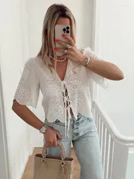 Kvinnors T-skjortor Fashion Hollow Out Flower Print Shirt för kvinnor Elegant V-ringning Korta ärmar Lace-Up Tops 2024 Chic Female Streetwear