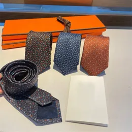 Designer Tie Herr Mens Luxury Neck Band Gentleman Silk Tie Handmade broderium varumärke Cravates Bow Affärsmodetröja Ties