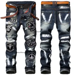 2022 Neue bestickte perforierte Jeans-Abzeichen handbemalte Herren-Trendy-Falten-Spliced-Lokomotive-Langhose