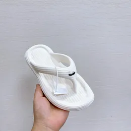 Designer glider sandaler sexiga kvinnor flip flops svart vit platt tofflor högkvalitativ sumer strandskor med låda