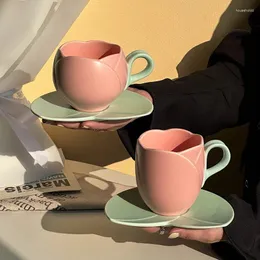 Fincan tabakları 300ml çiçek şeklindeki seramik kahve tulip çay fincanı yaratıcı süt fincanı ve tabak ile tabak seti