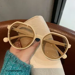 2 pezzi Fashion designer di lusso 2021 nuove donne montatura piccola tè al latte occhiali da sole bianchi in rete Occhiali da sole rossi Coreani occhiali da sole viso piccolo