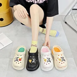 Slippers 2024 ديكور لطيف للنساء صندل تنفيس في الهواء الطلق سحر أزياء سحر الأحذية الصيفية الفتيات