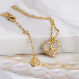 Collana Designer Viviennes Westwoods Gioielli hip hop di lusso Alta qualità Xi Diamante pieno Cuore in oro Orecchini a campana bianca Collana a forma di cuore Alla moda Alta Ver