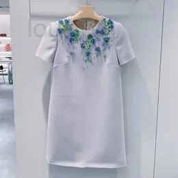 Podstawowe sukienki zwykłe projektant marki MIU Miao's Temperament okrągła sukienka na szyję, ręcznie wykonana spódnica z krótkim rękawem z koralikami, wiosna 2023 Nowy model vwp2
