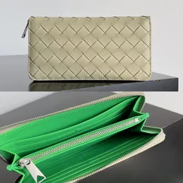 woven designer of the long wallet is simple and durable and can be used as a men's gift The space capacity is large and the zipper runs smoothly The detailed