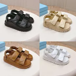 Desigenr sandaler kvinnor platt läder gummi nappa sandal triangel öppen tå strandskor högre kvalitet 538