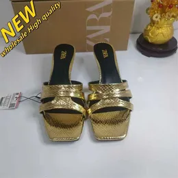 Billig butik 90% rabatt i grossist ZA 2024 Summer Womens Shoes Gold Metal Python Mönster En linje med höga hälsandaler tofflor