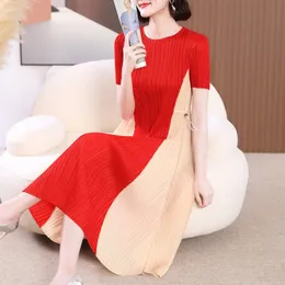Miyake veckad klänning för kvinnor 2024 Summer Style Splicing Color Matching Loose Oneck Shortsleeved Elegant Aline Long kjol 240306