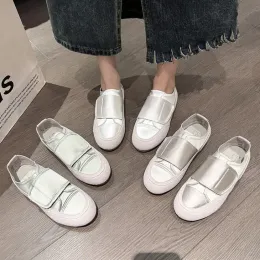 أحذية 2023 جديدة من الأحذية البيضاء الصغيرة ذات الأحذية المسطحة للسيدات أحذية غير رسمية أحذية نسائية Zapatillas de Deporte Zapatos Mujer