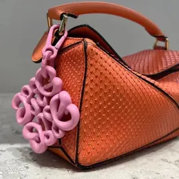 Design LOEWF Chaveiro vazado geométrico exclusivo delicado pingente de bolsa multicolorida