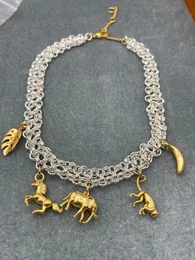 Europa och USA: s ljus lyxiga modetrend Animal Pendant Necklace Womens smycken 240311