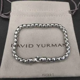 Ny Dy Twisted Circle Link Chain Charm Designer Armband för kvinnliga kubanska kedjor Diamonds mode retro lyxfest födelsedagsmycken gåva populärt i euro uk7m