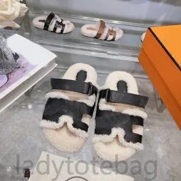 디자이너 그녀의 여성용 봉제 슬리퍼 푹신한 모피 고급 브랜드 신발 따뜻한 실내 허레 플립 플롭 세련된 검은 색 캐주얼 울 라이닝