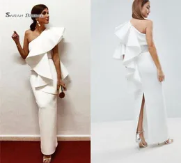 2019 Elegante weiße Satin-Abendkleider mit Rückenschlitz, One-Shoulder-Rüschen, saudi-arabisches Abendkleid, Partykleid 5841674