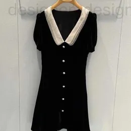 Pist elbiseleri tasarımcı markası 2024 bahar yeni Miu tarzı siyah elbise bebek boyun kadife bel bir çizgi etek seksi kısa kollu zarif vx6p