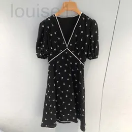 Basic & Casual Dresses Designer Brand Miu Black Short Sleeved Dress with Wooden Ear Edge Printed V-neck for Slim Appearance in Chiffon Skirt Summer New L4VZ