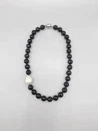 Anhänger 12 mm kurze Halskette aus schwarzem Onyx im Facettenschliff mit einer weißen Süßwasser-Barockperle auf der Außenseite, klassisch für Frauen und Mädchen, 45,7 cm