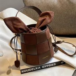 Womens Pail Bag Bow Party Cross-Body Bag Frosted Woven Bärbar hinkväska 3D Handväska Lovely Chocolate Cylindrical Bag 240314