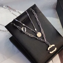 Charm Womens Designer Halsband Diamond Letter Pendant Choker 18K Gold rostfritt stål Brand Neckalce Chain Jewelry Birthday Parts Accessory
