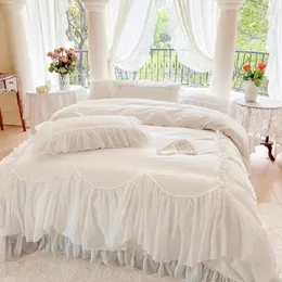 Sängkläder sätter vitrosa lyxiga bomullsprinsessor romantiska bröllop spetsar ruffles täcke täcken säng kjol sängäcke kuddar