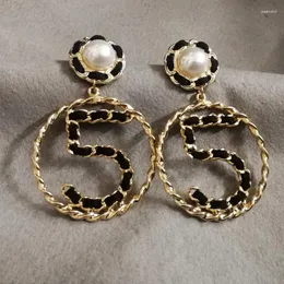 Studörhängen koreanska lyxiga smycken Big Letter Five V Shape Circle Pearl för kvinnor grossist