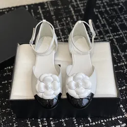 Sandália de verão de couro genuíno de alta qualidade sapatos planos pretos com flor de pele de cordeiro bombas de moda de luxo sapatos casuais 35-41 tamanho disponível com caixa