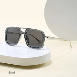 2 pezzi Fashion designer di lusso Nuovi occhiali da sole realizzati in oro e plastica combinati con occhiali da sole alla moda unisex personalizzati e versatili