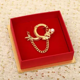 2024 Luxury Quality Charm Brosch med naturskalpärlor och Dragon Shape Chain Deisgn i 18K Gold Plated Have Stamp Box PS3265B